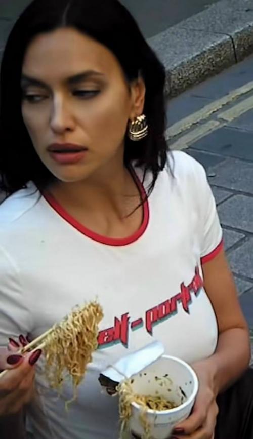 Ирина шейк в очередной раз доказала, что роскошно выглядит в любой ситуации. 01