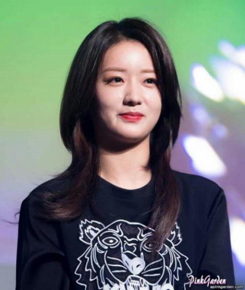 Home Корея пользователи сети критикуют боми из Apink за то, что она копирует прическу как у Сюзи. 01