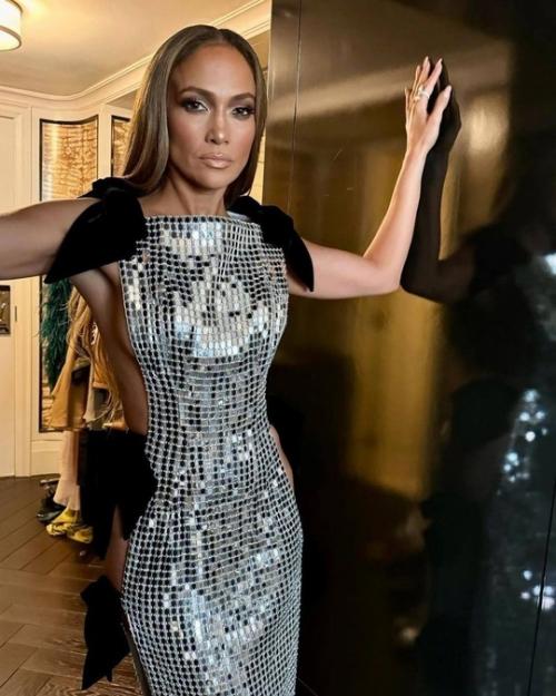 Почти разведенная Дженнифер Лопес продемонстрировала на кинофестивале в Торонто все, что Бен аффлек потерял. 01