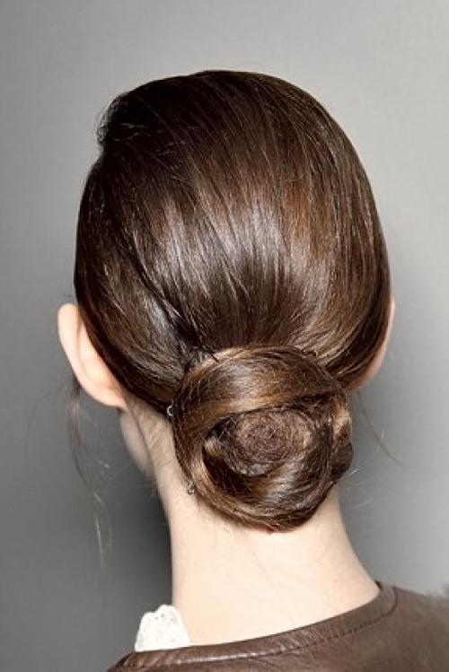 В этом сезоне дизайнеры продолжают развивать уже известную нам тенденцию максимально естественного образа. 01 В этом сезоне дизайнеры продолжают развивать уже известную нам тенденцию максимально естественного образа. 01