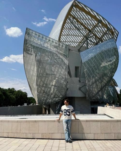 Страстные поцелуи андрея Малахова с женой из Парижа. 01