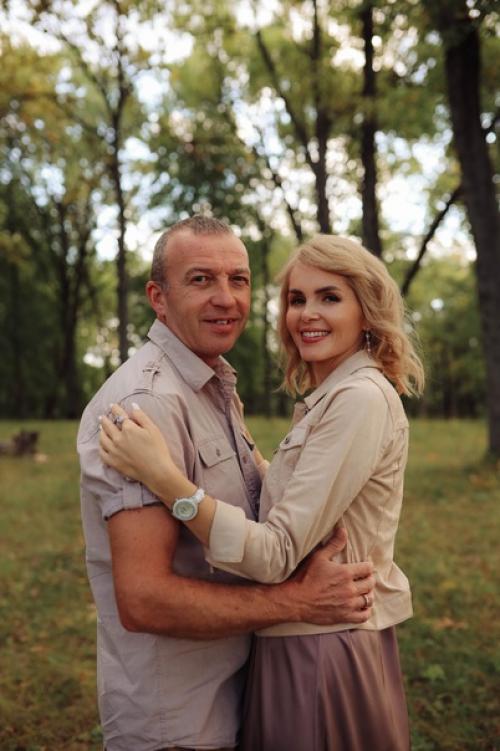 Совсем недавно наша семья отмечала годовщину свадьбы и нам очень хотелось запечатлить на фото совместно прожитые годы. 04