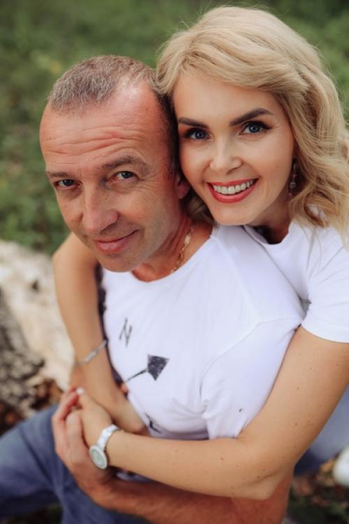 Совсем недавно наша семья отмечала годовщину свадьбы и нам очень хотелось запечатлить на фото совместно прожитые годы. 01