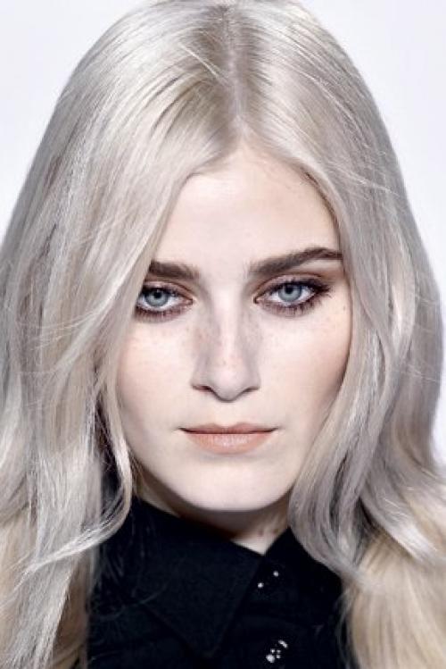 В этом сезоне дизайнеры продолжают развивать уже известную нам тенденцию максимально естественного образа. 04 В этом сезоне дизайнеры продолжают развивать уже известную нам тенденцию максимально естественного образа. 04