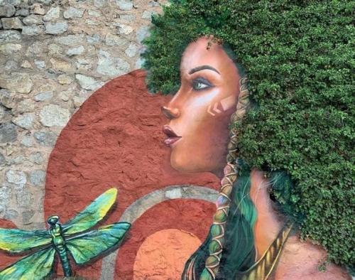 В ливадии - остановка Узбекистан (Крым) художник украсил стены, сделав растения частью рисунка. 02