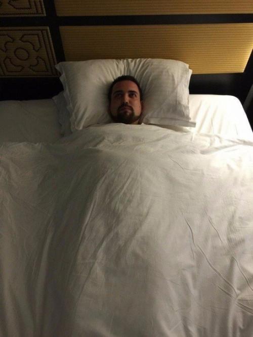 Жена в отпуск поехать не смогла, но он скинул ей унылые фото, в качестве поддержки. 01