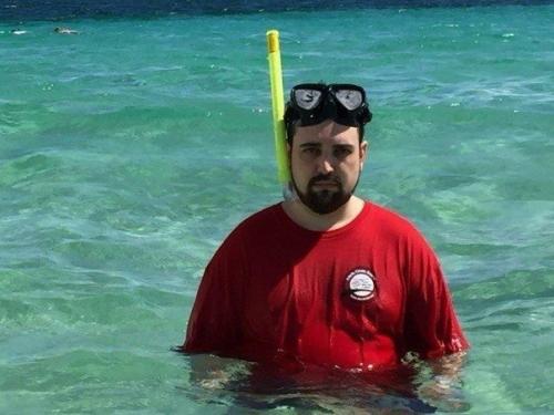 Жена в отпуск поехать не смогла, но он скинул ей унылые фото, в качестве поддержки. 03