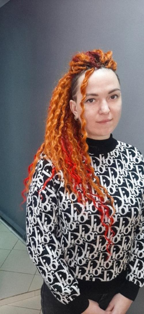 В том случае, если вы давно хотите сменить имидж, но боитесь окрашивать волосы или хотите другую длину, то стоит попробовать вплести кудри/локоны. 01