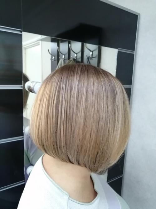 Модные стрижки на средние волосы с челкой и без. 06