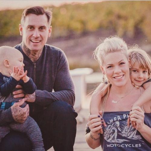 Пинк и Кэри харт отметили 15-ю годовщину свадьбы. 01