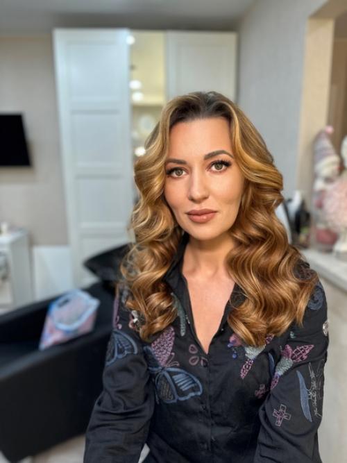 Про макияж.  Не все знают, что я, помимо волос, делаю и очень люблю макияж, а точнее цельные образы ( макияж + причёска /укладка). 01