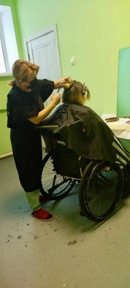 Парикмахеры из ишимбайского района преподнесли сюрприз подопечным психоневрологического интерната, сделав им новые прически. 01