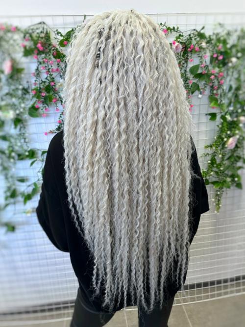 Новогодние выходные остались позади, а значит - самое время возвращаться к косам, креативу и красоте. 01