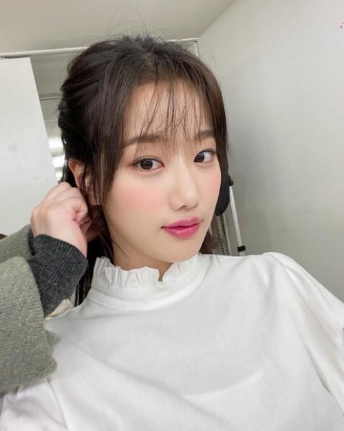 Судя по макияжу, причёске и воротнику, эти Селки наын были сделаны во время съёмок рекламной кампании для j. Estina bag. 05