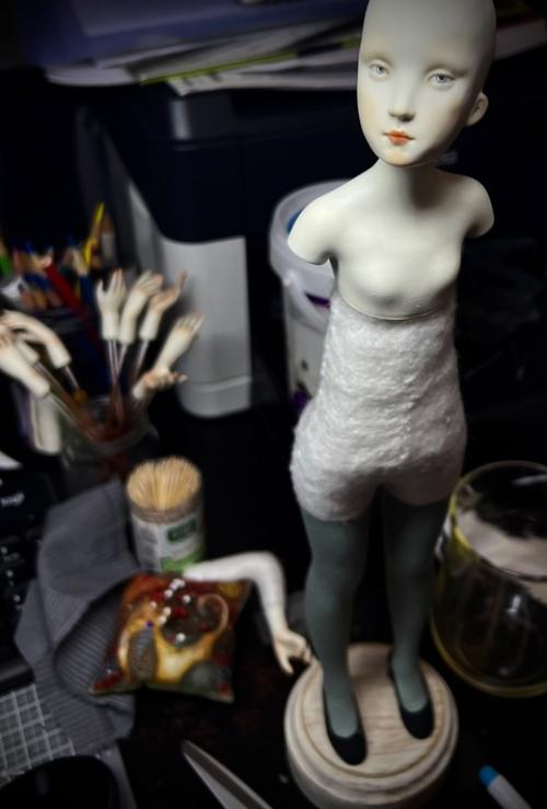 Зачем вы это показываете, не мешайте нам думать, что куклы появляются уже готовыми и красивыми! 08