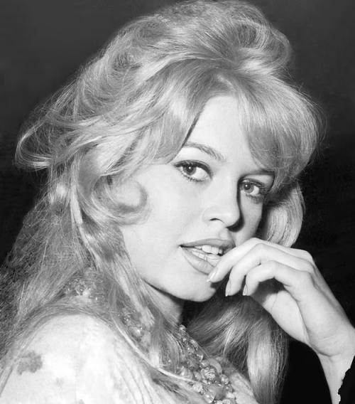 Умерла бриджит бардо.

