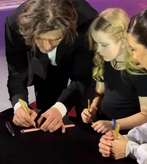 Семилетняя дочь Анастасии Заворотнюк с макияжем появилась на ледовом шоу с Петром Чернышевым. 01