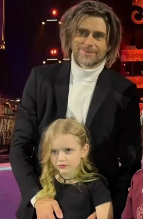 Семилетняя дочь Анастасии Заворотнюк с макияжем появилась на ледовом шоу с Петром Чернышевым. 02