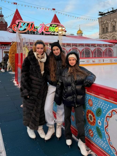 Ксения Бородина делится фотоотчётом с семейного похода на каток на красной площади. 01