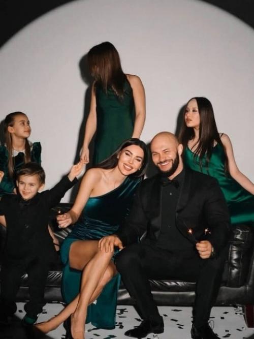 Фолловеры Оксаны Самойловой высказывают подозрения, что её старшая дочь может носить парик. 02