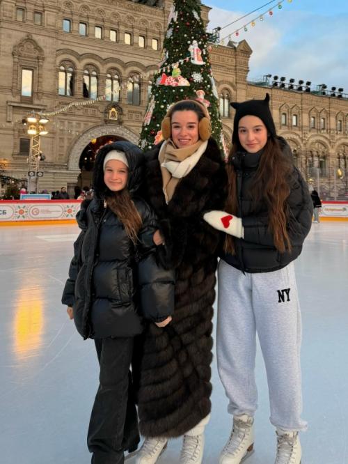 Ксения Бородина делится фотоотчётом с семейного похода на каток на красной площади.

