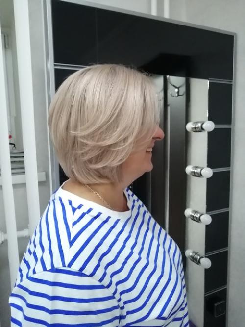 Модные стрижки на средние волосы с челкой и без. 05