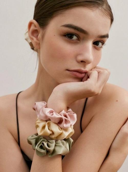 Мы знаем, что изменит жизнь ваших локонов на до и после: шёлковые резинки. 02