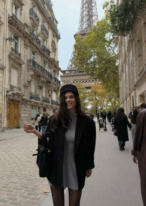 Александр Петров и его жена Виктория поделились фотографиями со своего романтического путешествия в Париж. 04