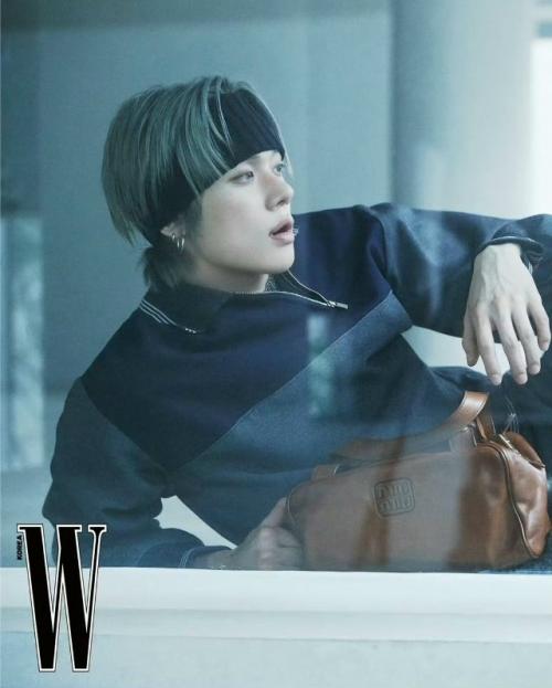 061025: первый мужской айдол, который получил приглашение на шоу Miu Miu. 03