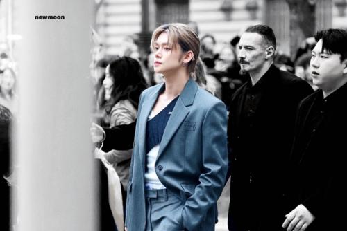 061025: первый мужской айдол, который получил приглашение на шоу Miu Miu. 02