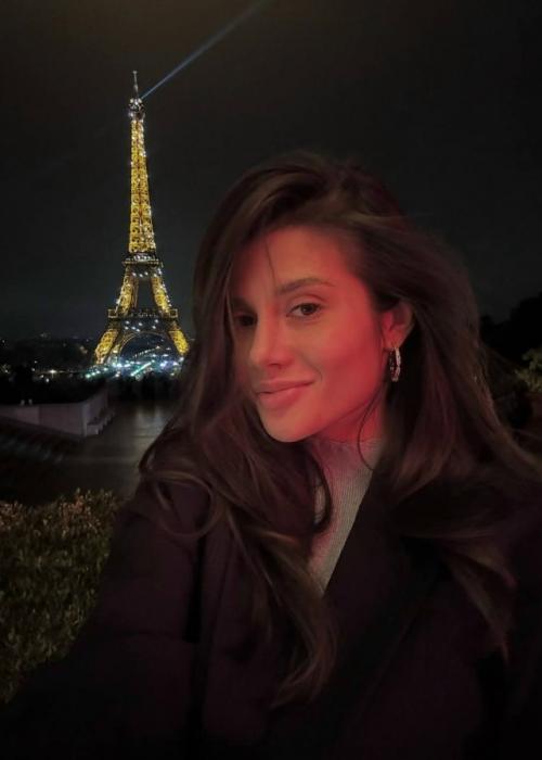 Александр Петров и его жена Виктория поделились фотографиями со своего романтического путешествия в Париж. 03