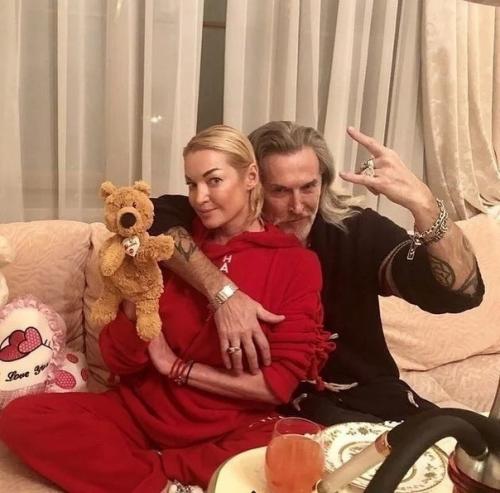 Ещё несколько новых фото потайной пары влюбленных. 03