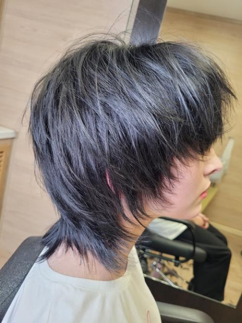 Маллет!  За счет перепадов длины эта стрижка неплохо держит заданную форму, от прикорневого объема до ломаных локонов. 01