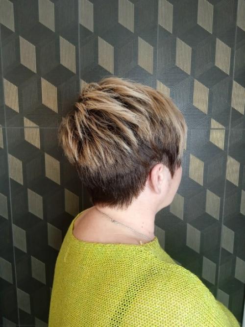 Стильная форма стрижки в модных и контрастных оттенках всегда привлекает внимание ценителей прекрасного. 01