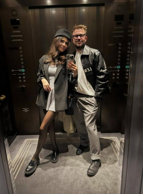 Александр Петров и его жена Виктория поделились фотографиями со своего романтического путешествия в Париж. 01