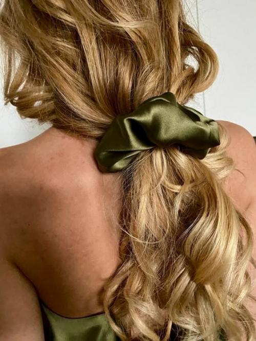 Мы знаем, что изменит жизнь ваших локонов на до и после: шёлковые резинки. 06