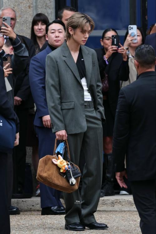 061025: первый мужской айдол, который получил приглашение на шоу Miu Miu. 01