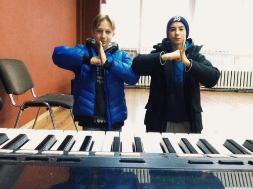 POV Сережа. Я сидел на кровати и переписывался с Настей, в киев она до летела нормально. 01