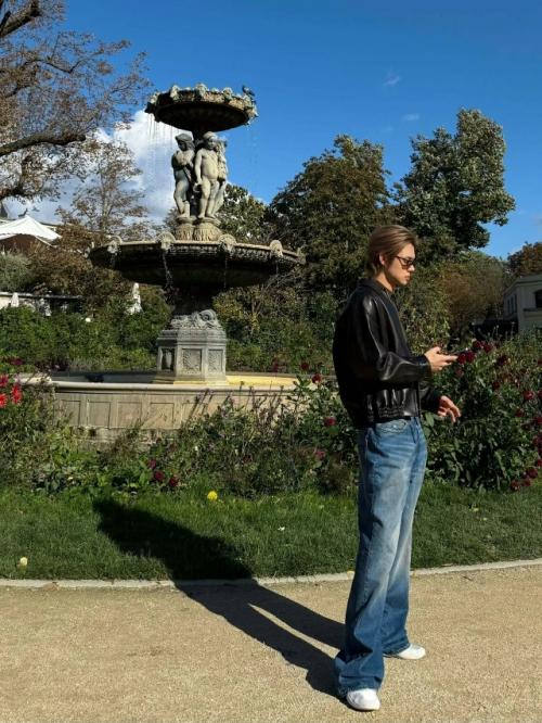 061025: первый мужской айдол, который получил приглашение на шоу Miu Miu. 06