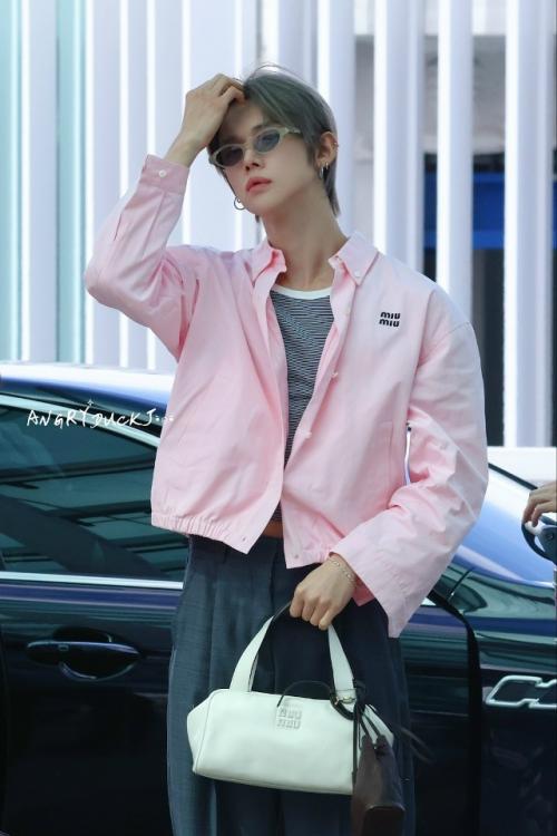 061025: первый мужской айдол, который получил приглашение на шоу Miu Miu. 05