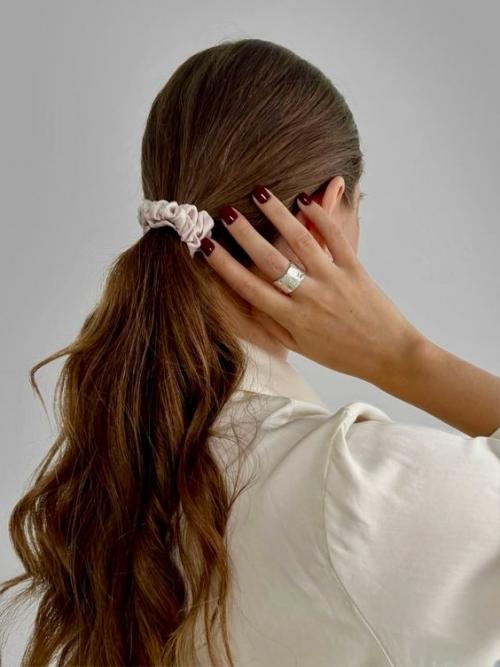 Мы знаем, что изменит жизнь ваших локонов на до и после: шёлковые резинки. 05