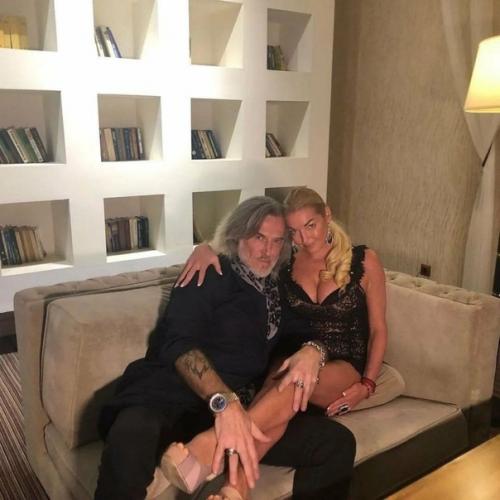 Ещё несколько новых фото потайной пары влюбленных. 01