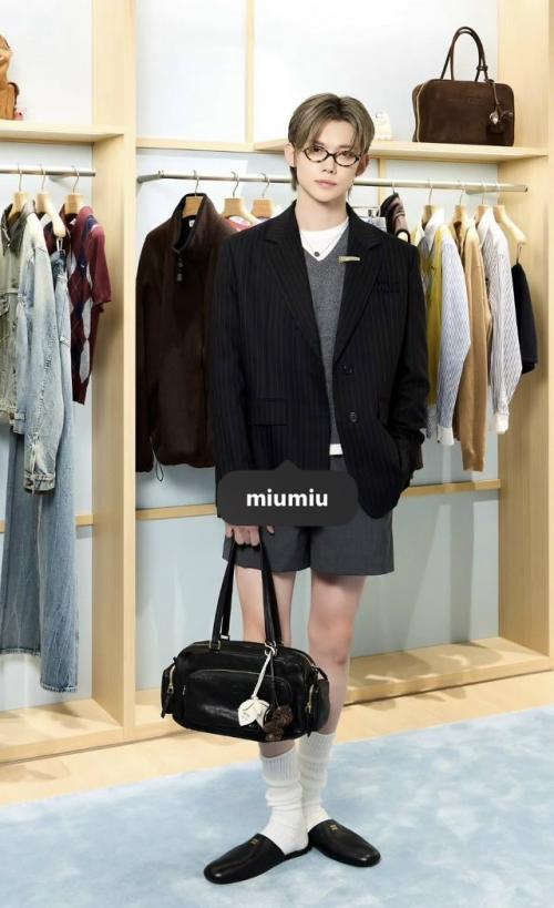 061025: первый мужской айдол, который получил приглашение на шоу Miu Miu. 07