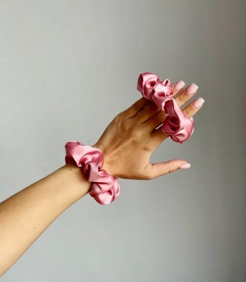 Мы знаем, что изменит жизнь ваших локонов на до и после: шёлковые резинки. 04