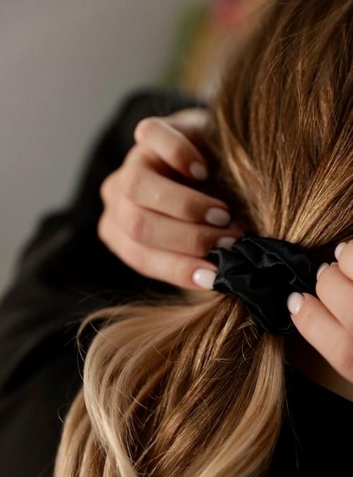 Мы знаем, что изменит жизнь ваших локонов на до и после: шёлковые резинки. 08