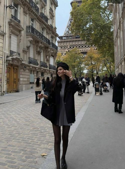 Александр Петров и его жена Виктория поделились фотографиями со своего романтического путешествия в Париж. 02