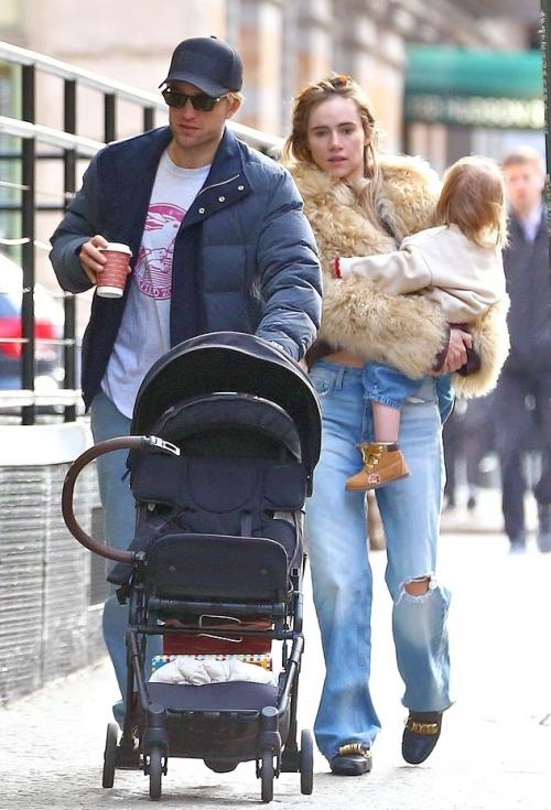 Сьюки уотерхаус и Роберт Паттинсон были замечены со своей дочерью во время семейного чаепития. 
