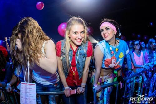 Девчонки, а вы уже подобрали стильный прикид для супердискотеки 90-х? 02