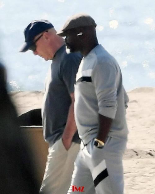 Брюс Уиллис всех своих поклонников новыми фото порадовал. 04