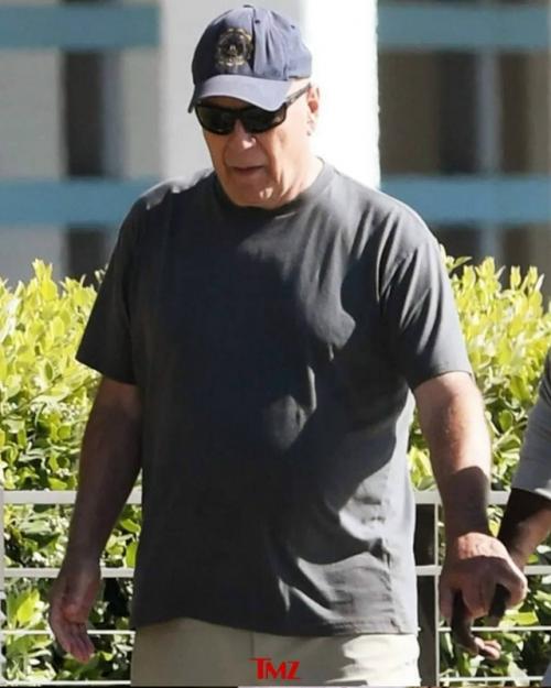 Брюс Уиллис всех своих поклонников новыми фото порадовал.  